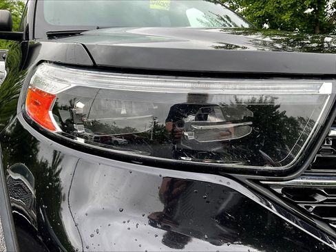 Used 2020 Ford Explorer XLT w/ Equipment Group 202A AWD/4WD image 33