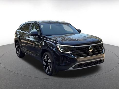 Used 2025 Volkswagen Atlas Cross Sport SE image 3