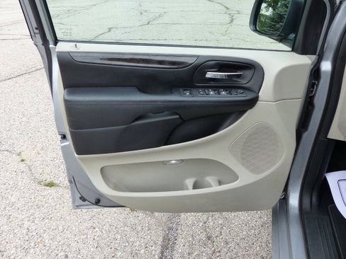 Used 2019 Dodge Grand Caravan SE w/ UConnect Hands-Free Group FWD image 18