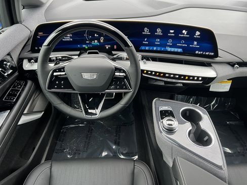 New 2026 Cadillac Optiq Luxury 2 image 33