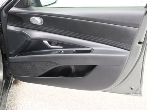Used 2025 Hyundai Elantra SE image 32