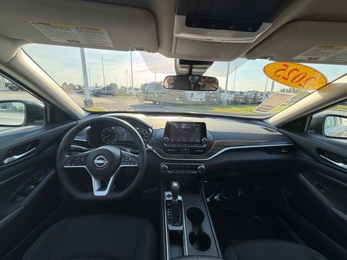 Used 2025 Nissan Altima 2.5 SV image 12