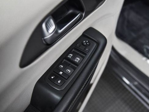 Used 2023 Chrysler Pacifica Touring-L image 10