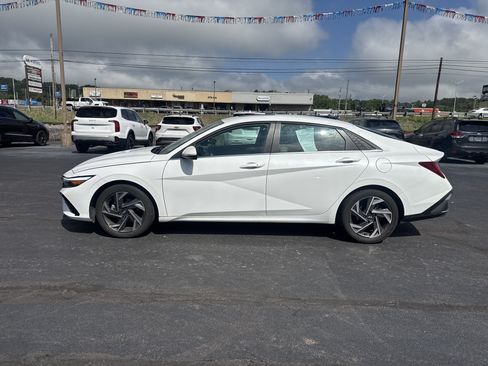 Used 2025 Hyundai Elantra SEL FWD image 7