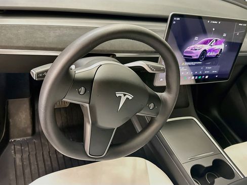 Used 2024 Tesla Model Y Long Range AWD/4WD image 18