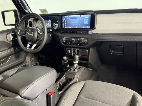 Used 2025 Jeep Wrangler Unlimited Sahara AWD/4WD image 15