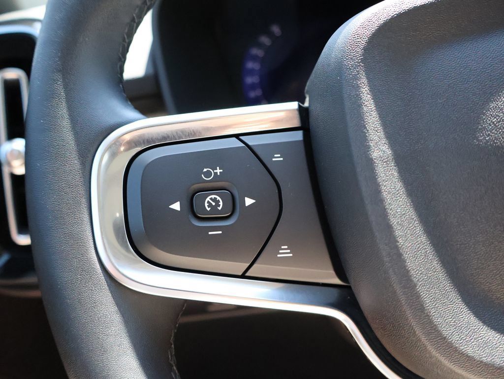 Used 2025 Volvo XC40 B5 Plus AWD/4WD image 26