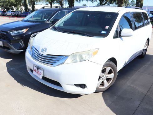 Used 2015 Toyota Sienna LE image 5