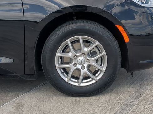 New 2026 Chrysler Pacifica Select image 11