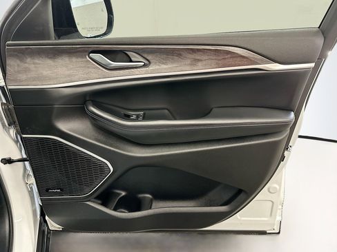 Used 2023 Jeep Grand Cherokee 4WD 4xe image 35