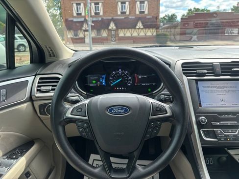 Used 2019 Ford Fusion SE FWD image 27