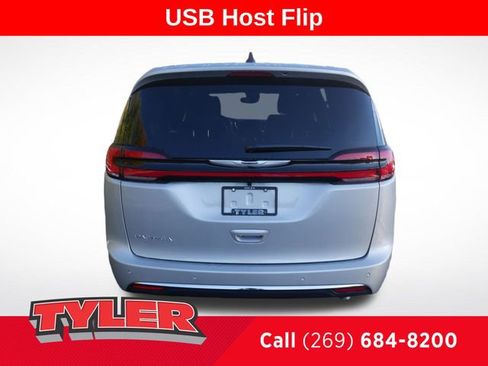 New 2026 Chrysler Pacifica Select image 7