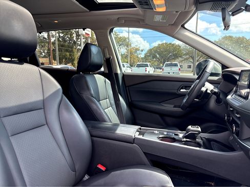 Used 2023 Nissan Rogue SV w/ SV Premium B Package image 11