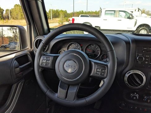 Used 2017 Jeep Wrangler Unlimited Sahara w/ Connectivity Group image 19