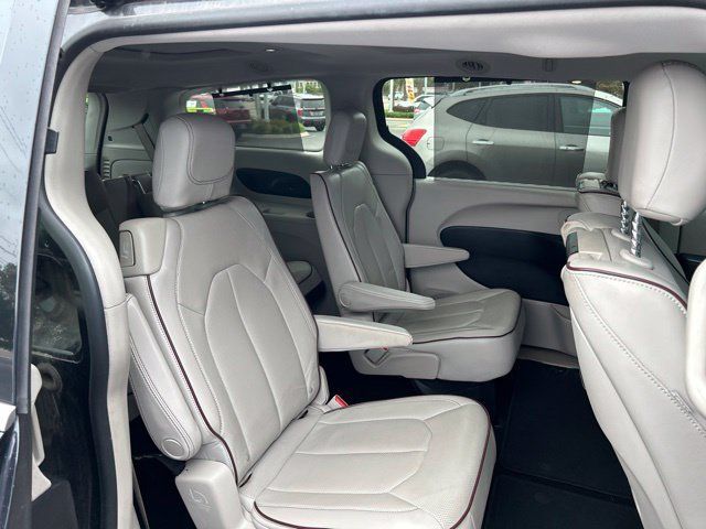 Used 2017 Chrysler Pacifica Limited FWD image 17