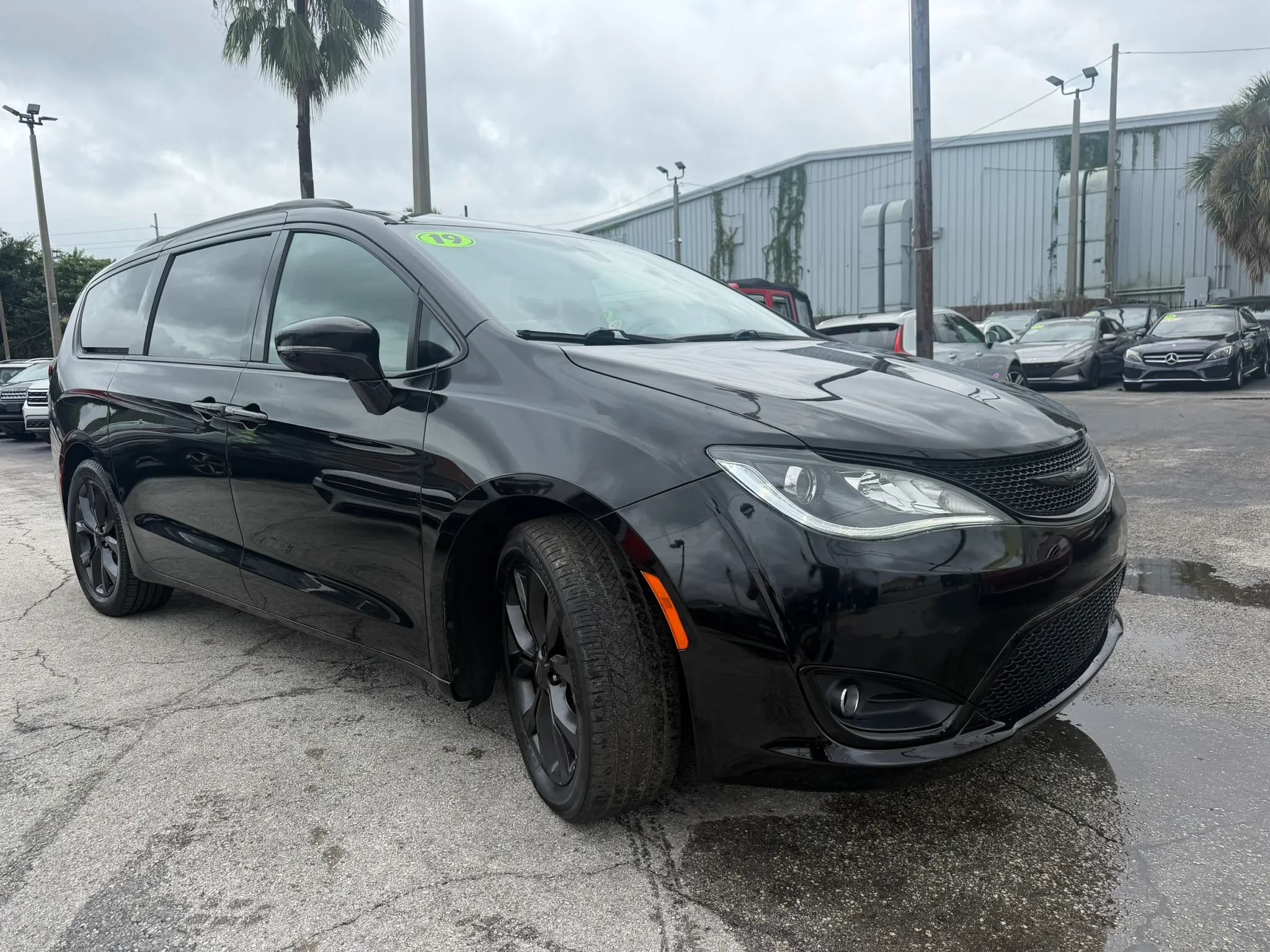 Used 2019 Chrysler Pacifica Limited w/ S Appearance Package FWD image 3