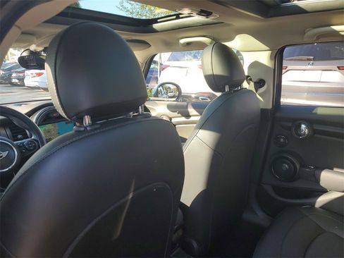Used 2017 MINI Cooper 4-Door Hardtop image 12