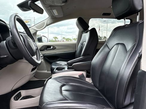 Used 2023 Chrysler Pacifica Touring-L FWD image 16