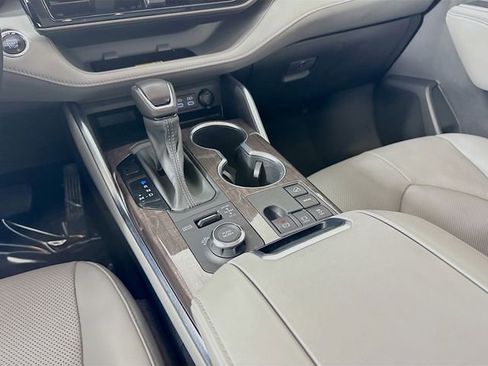 Used 2023 Toyota Highlander Limited AWD/4WD image 25