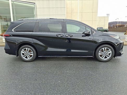 Certified 2024 Toyota Sienna Limited image 12