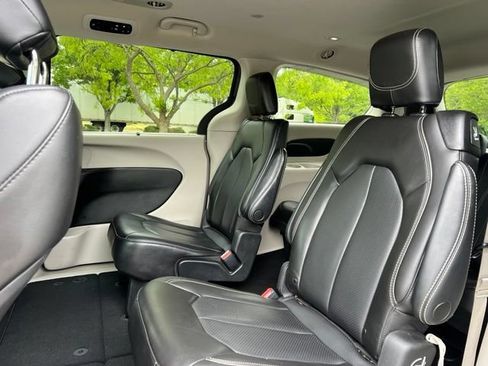 Used 2023 Chrysler Pacifica Touring-L FWD image 16