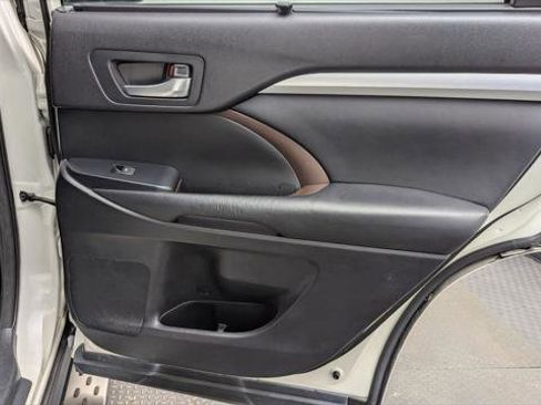 Used 2015 Toyota Highlander XLE image 19