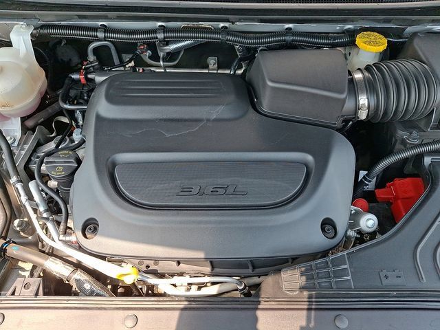 Used 2024 Chrysler Pacifica Touring-L FWD image 27