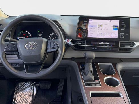 Certified 2023 Toyota Sienna LE image 12