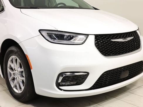 Used 2024 Chrysler Pacifica Touring-L FWD image 38