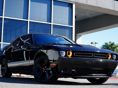 Used 2019 Dodge Challenger SXT RWD image 2
