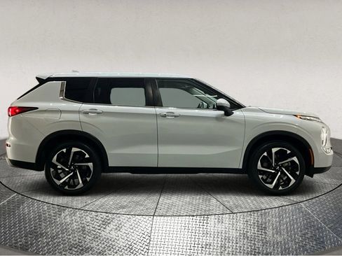 Used 2022 Mitsubishi Outlander SE image 9