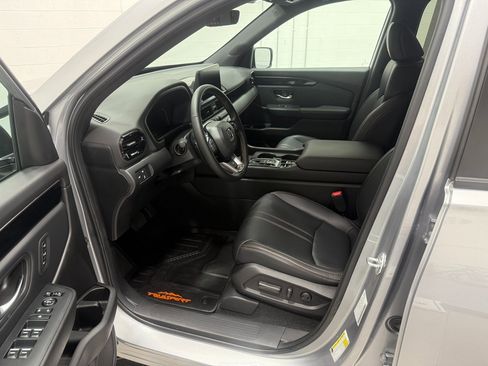 Used 2025 Honda Pilot TrailSport image 12