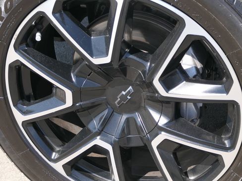 Used 2024 Chevrolet Suburban RST RWD image 9