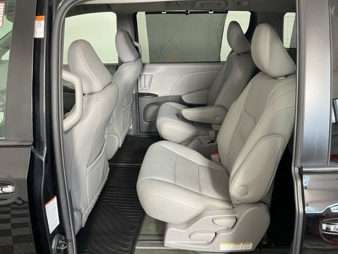 Used 2017 Toyota Sienna XLE AWD/4WD image 18