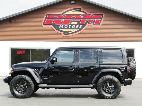 Used 2022 Jeep Wrangler Unlimited Sahara AWD/4WD image 5