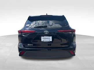Used 2021 Toyota Highlander XLE AWD/4WD video 4