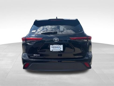 Used 2021 Toyota Highlander XLE AWD/4WD image 4