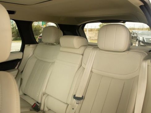Used 2025 Land Rover Range Rover SE image 33