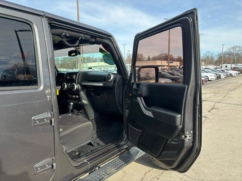 Used 2014 Jeep Wrangler Unlimited Sahara w/ Dual Top Group AWD/4WD image 9