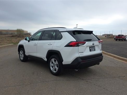 Used 2021 Toyota RAV4 XLE w/ Convenience Package image 8