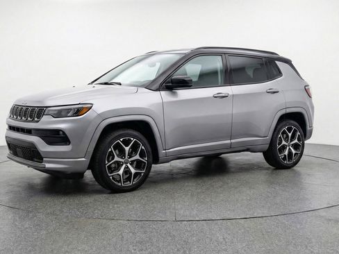 Used 2025 Jeep Compass Limited AWD/4WD image 3