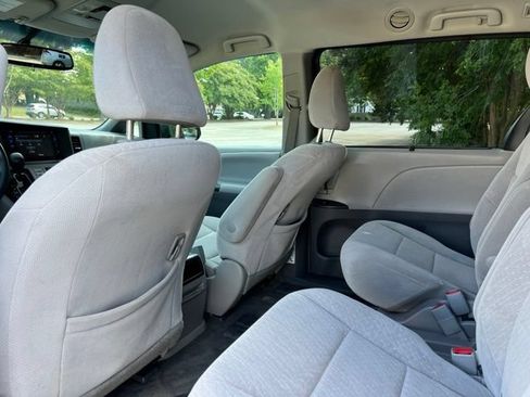 Used 2016 Toyota Sienna LE w/ Outdoor Package FWD image 12