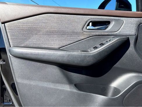 Used 2023 Nissan Rogue SV FWD image 16