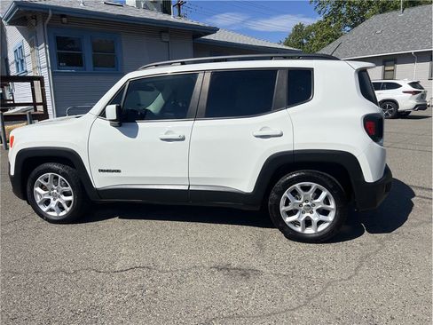Used 2017 Jeep Renegade Latitude FWD image 4