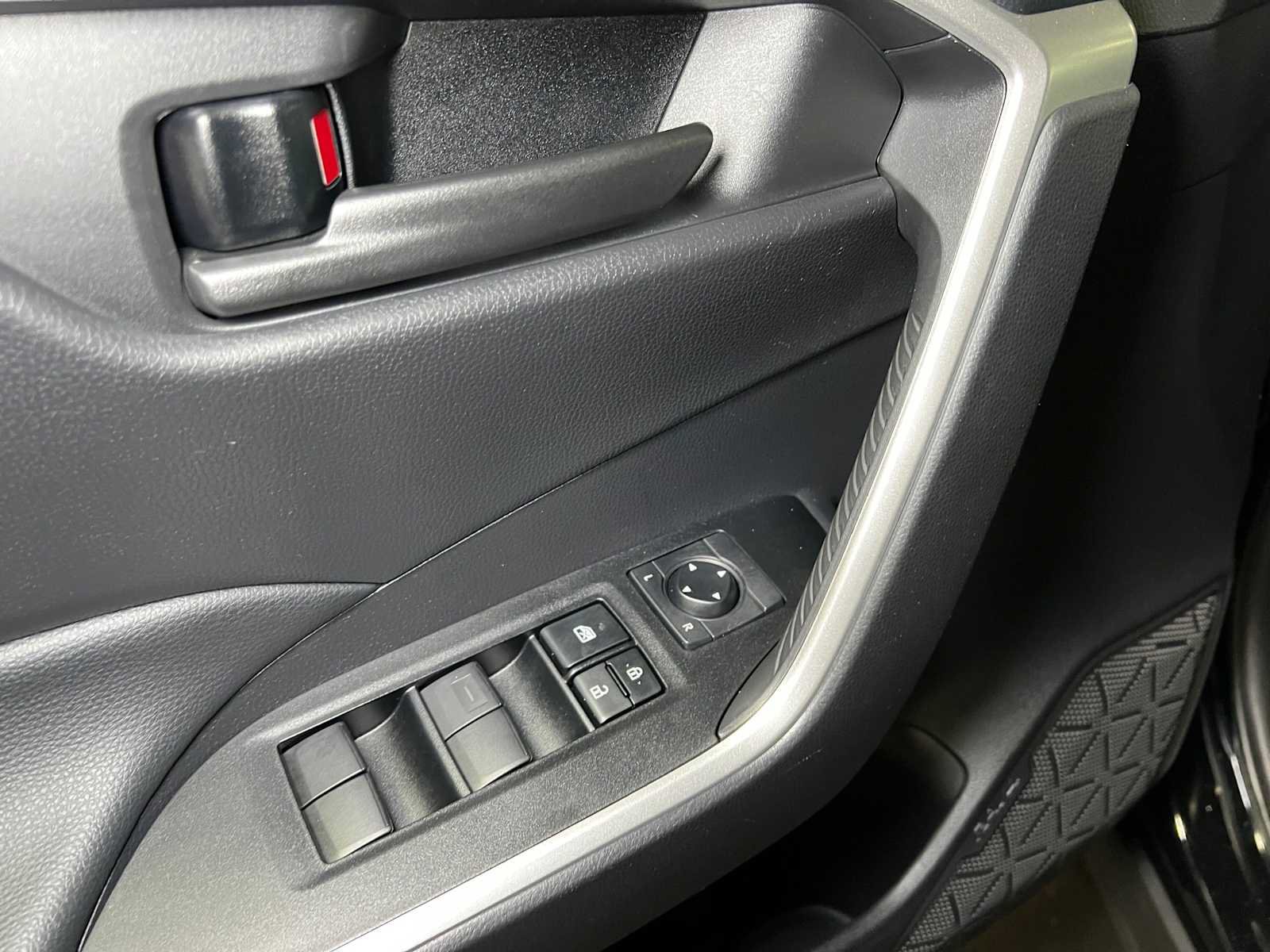Used 2021 Toyota RAV4 LE AWD/4WD image 21