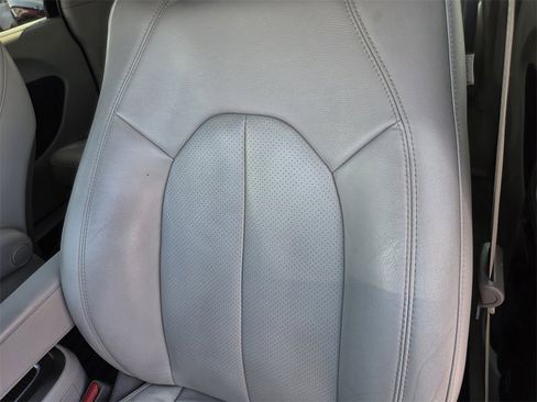 Used 2021 Chrysler Pacifica Touring-L image 13