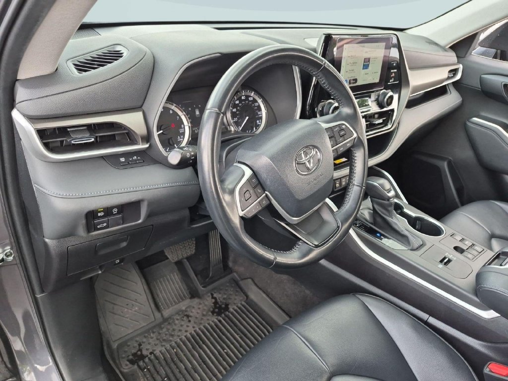 Used 2023 Toyota Highlander XLE FWD image 12