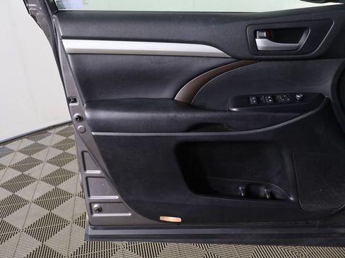 Used 2017 Toyota Highlander XLE w/ Carpet Mat Package AWD/4WD image 22