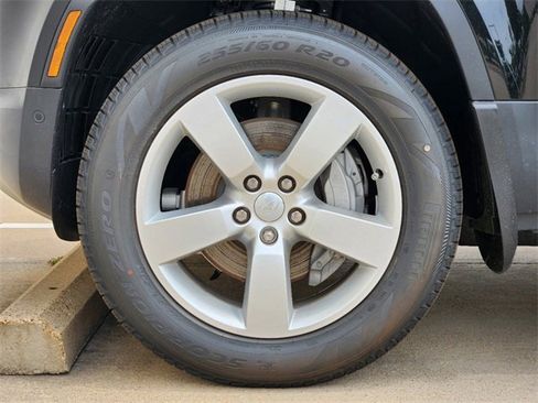 New 2024 Land Rover Defender 110 S image 7