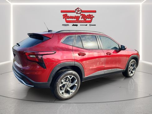 Used 2025 Chevrolet Trax LT w/ LT Convenience Package FWD image 5